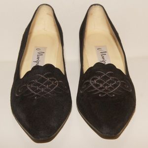 Maripe 9M black suede embroidered "Skroll" pump